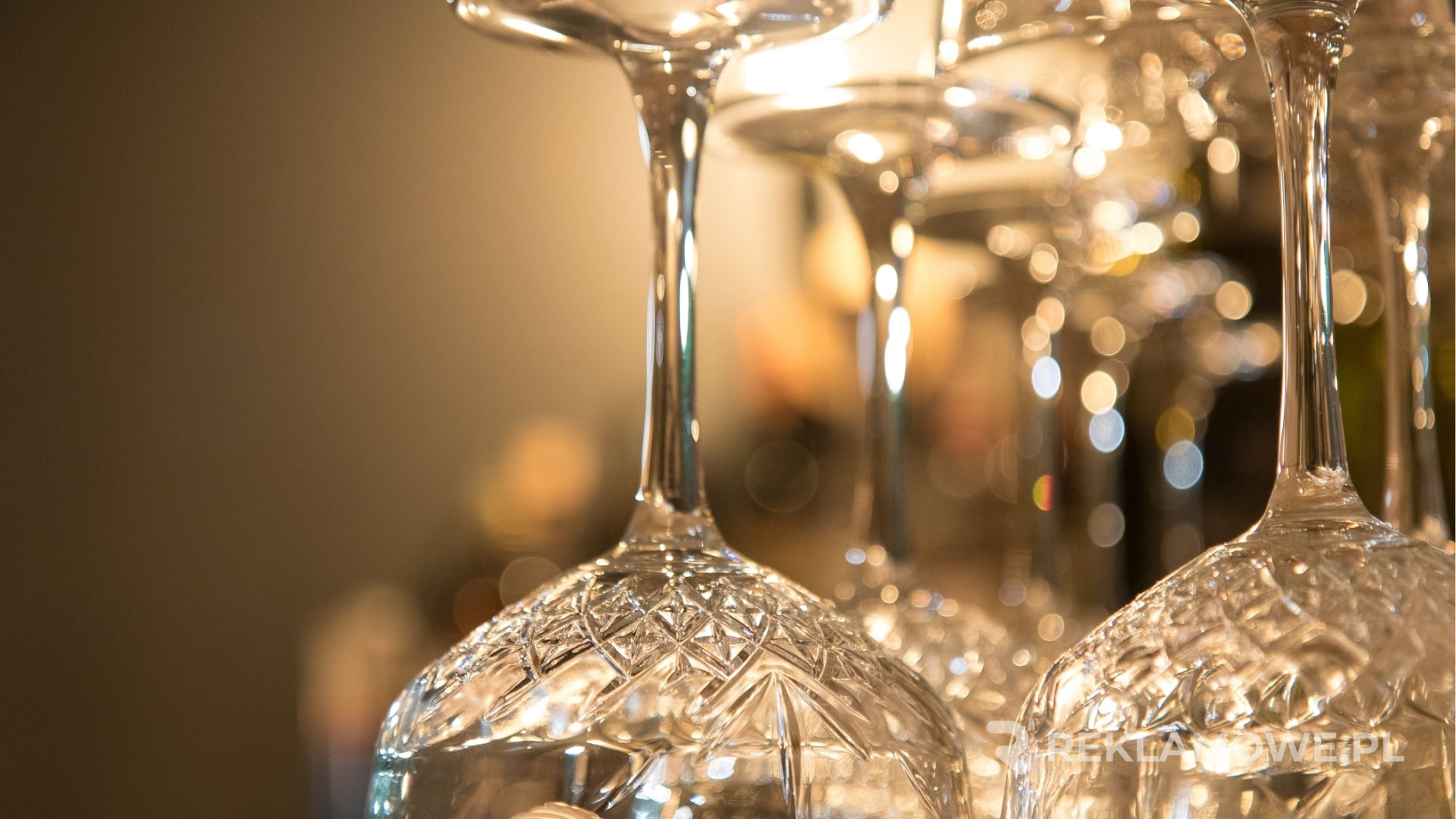 Witraż i nowoczesne reklamowe ekrany