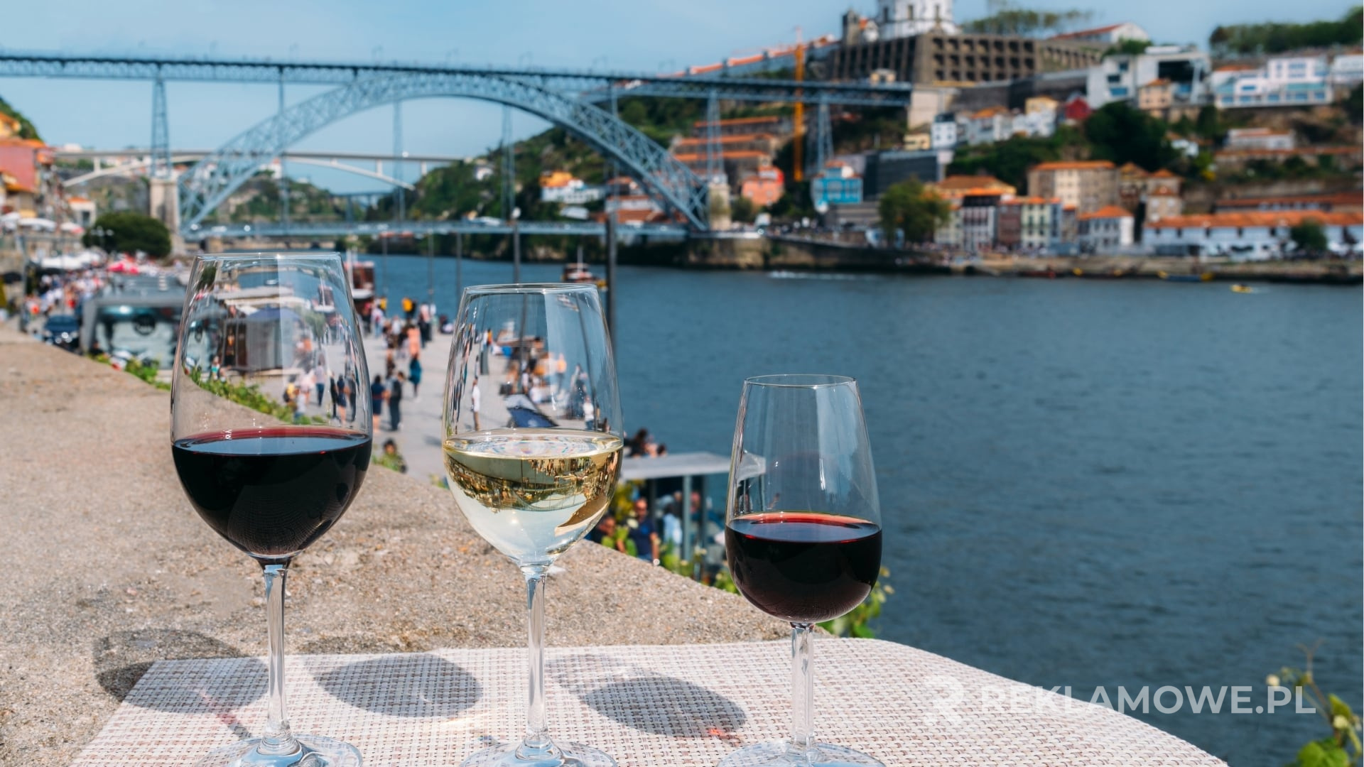 Zdjęcie przedstawiające użycie szkła reklamowego w reklamie zewnętrznej