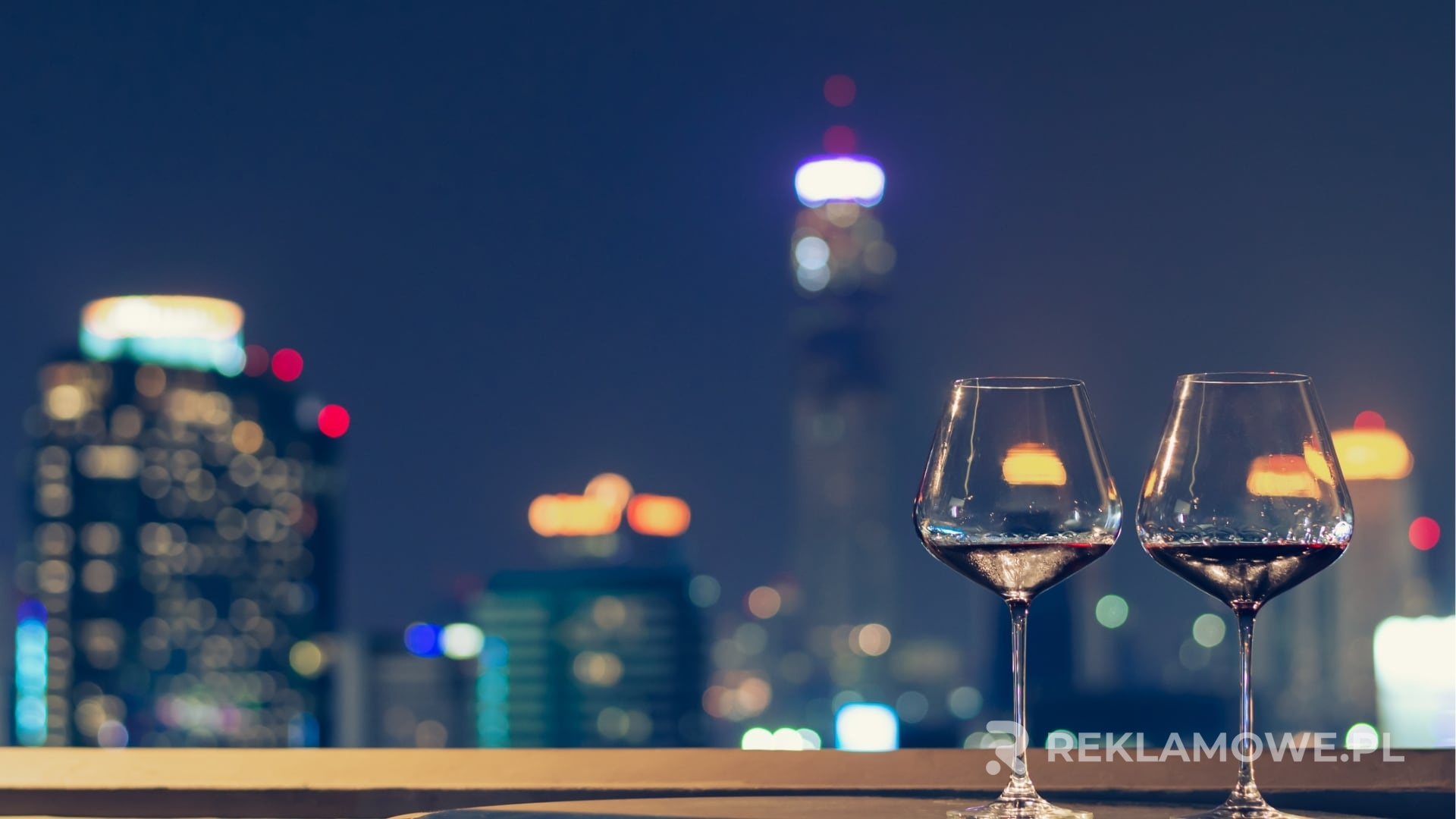 Kreatywne wykorzystanie szkła reklamowego na targach branżowych