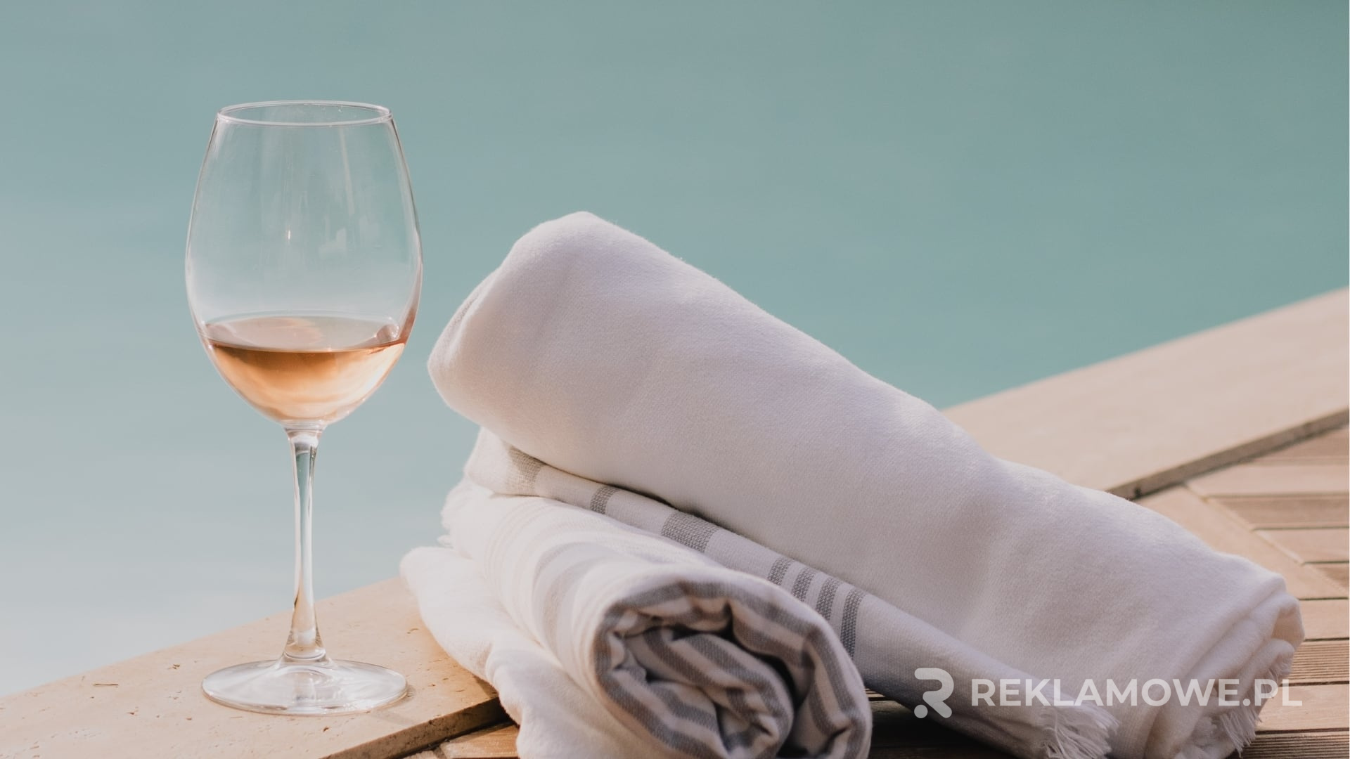 Porównanie rodzajów szkła reklamowego – który wybrać? Różne rodzaje szkła reklamowego na stole