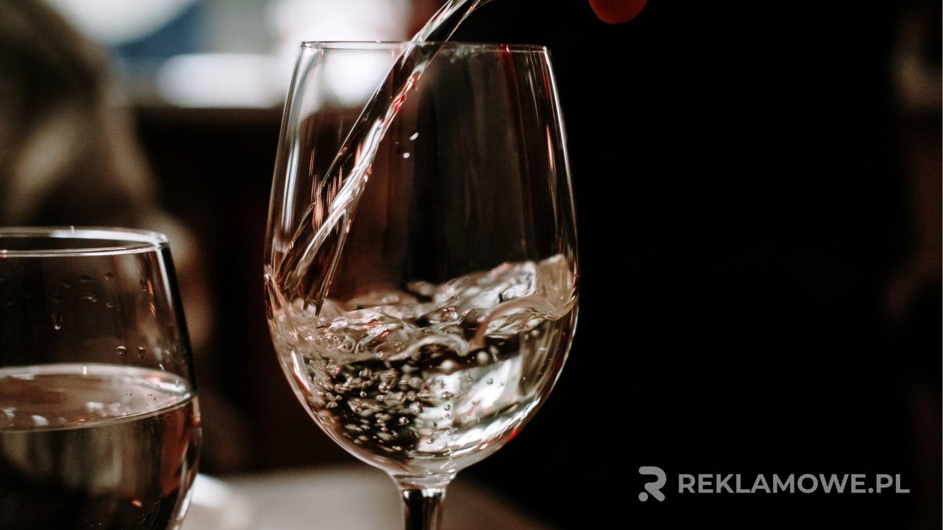 Różne rodzaje szkła reklamowego