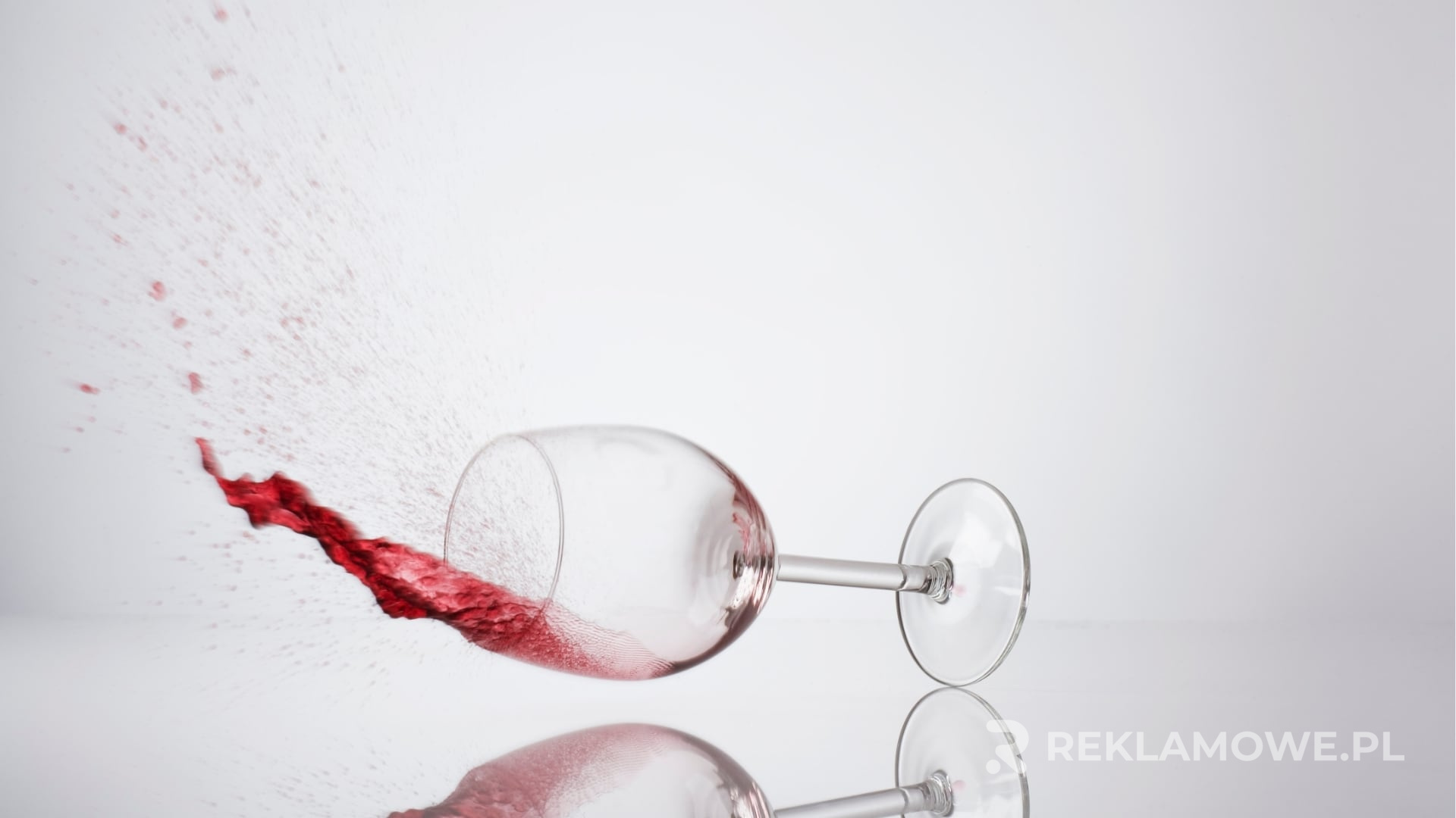 Szkło reklamowe w branży gastronomicznej – studia przypadków