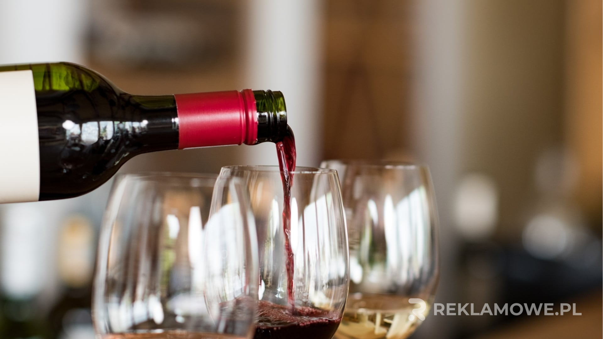 Szkło reklamowe z analizą jego trwałości i właściwości