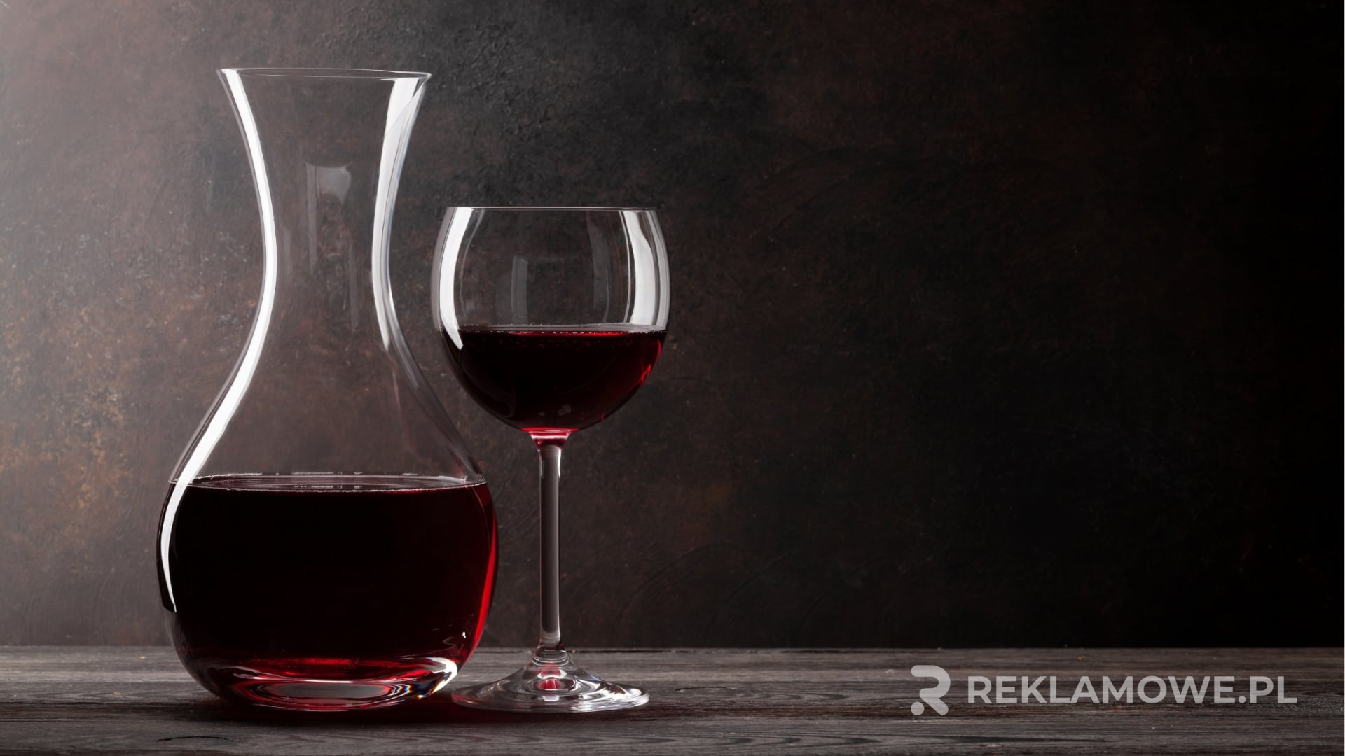 Jak szkło reklamowe przyciąga klientów w sektorze gastronomicznym Szkło reklamowe w restauracji przyciągające klientów