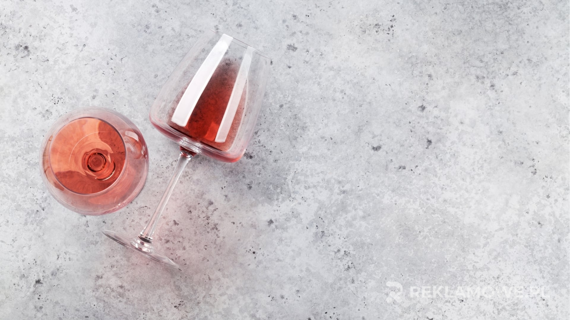 Szkło reklamowe z aspektami bezpieczeństwa