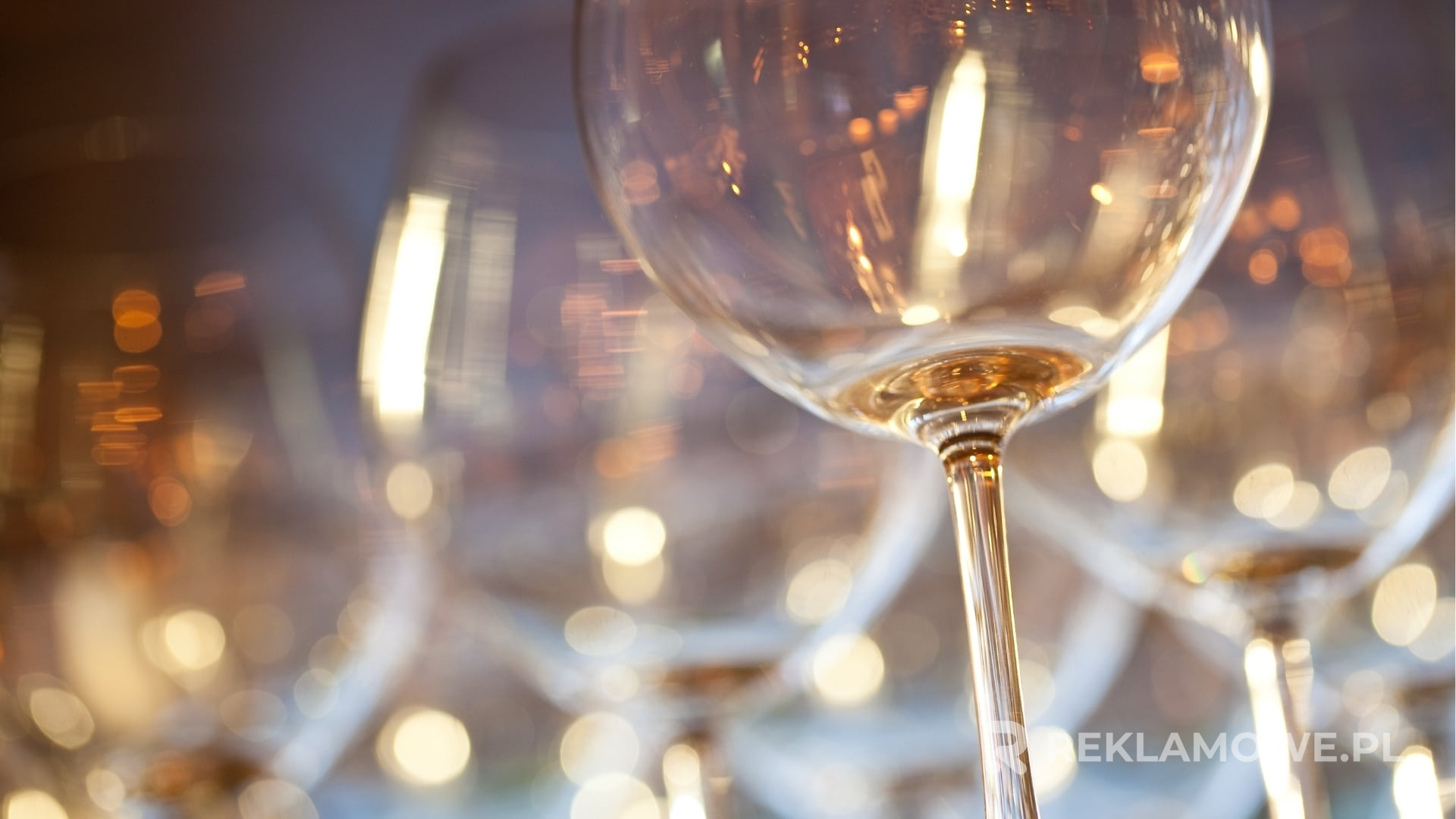 Szkło reklamowe w nowoczesnym biurze