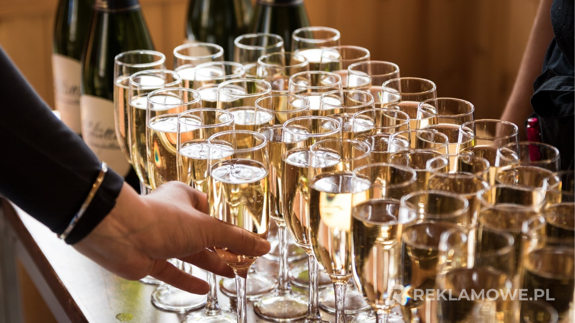 Szkło reklamowe w przestrzeni komercyjnej