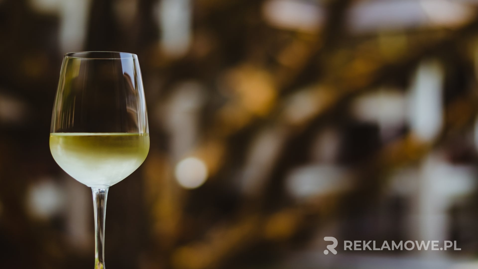 Szkło reklamowe w wystroju wnętrz komercyjnych