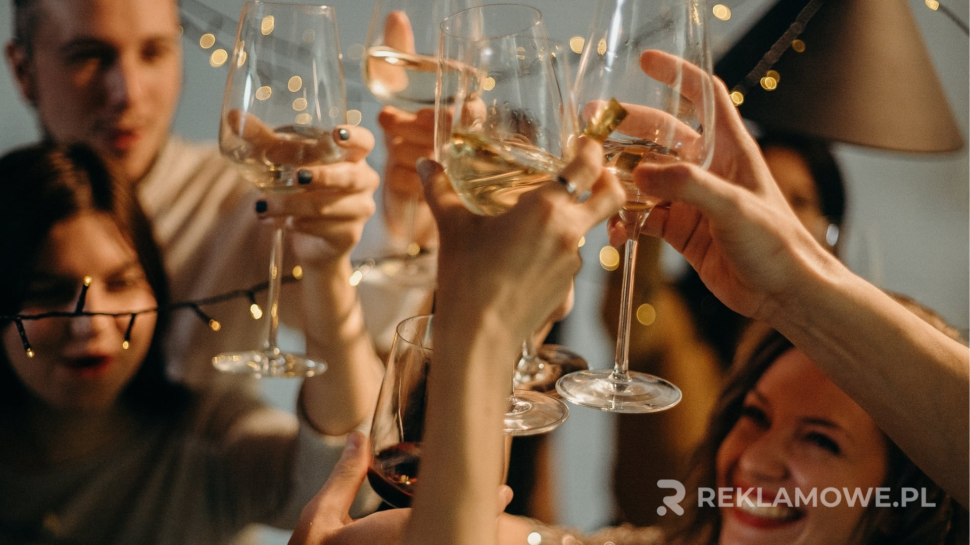 Trendy w projektowaniu szkła reklamowego w 2025 roku Nowoczesne szkło reklamowe na rok 2025