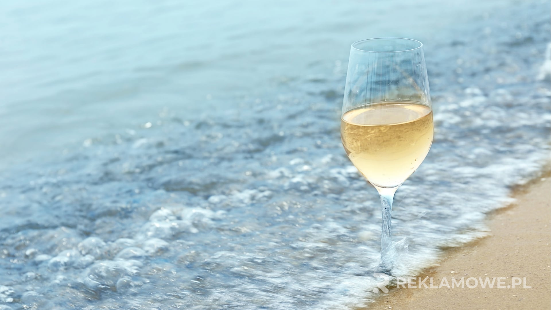 Szkło reklamowe w trakcie czyszczenia